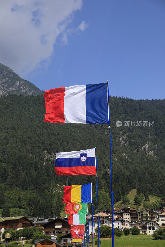 国际旗帜迎风飘扬。夏天的风景。美丽的Auronzo di Cadore，山在白云石，意大利北部。山上的夏天